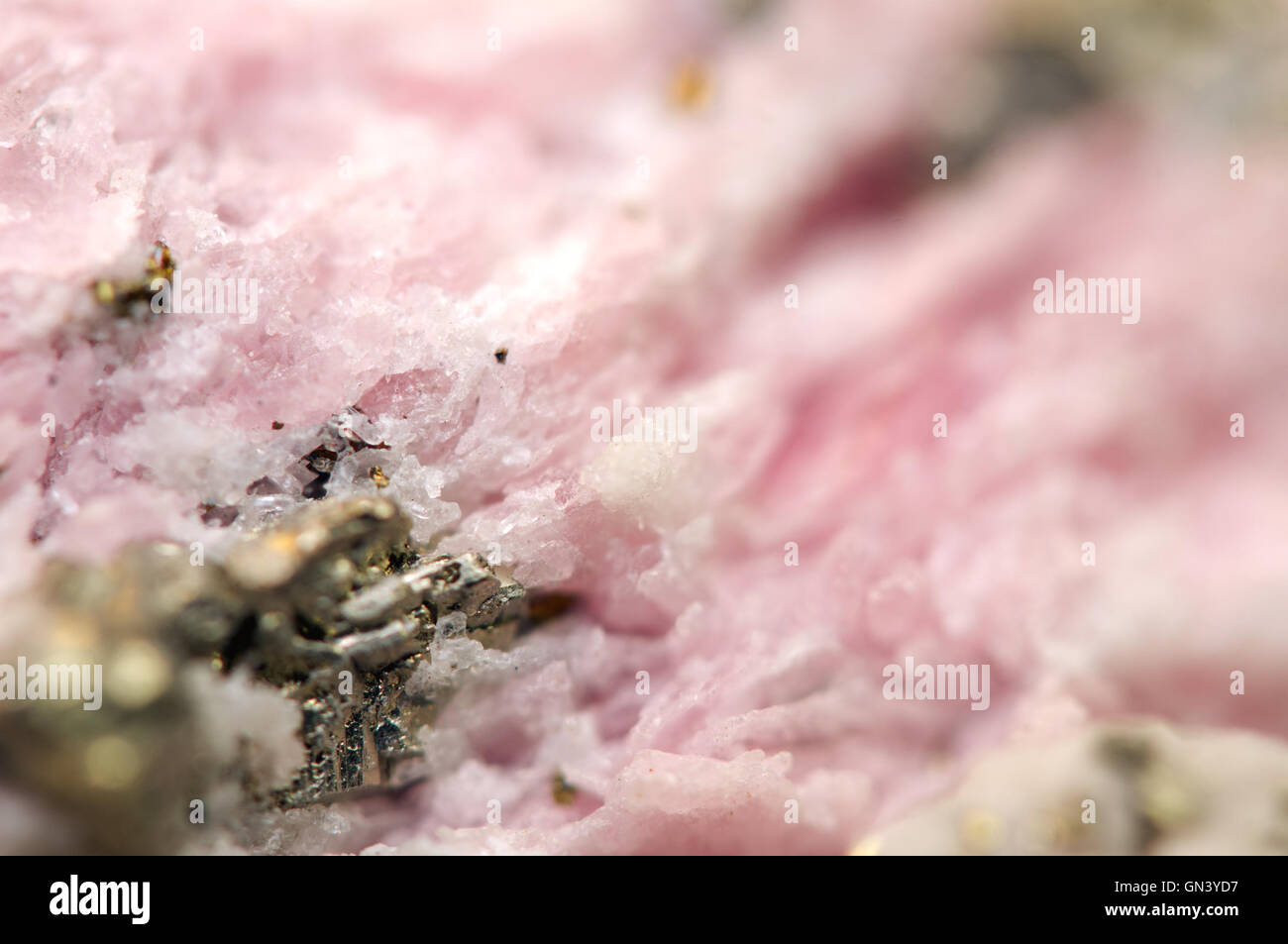 Rhodochrosite ist ein Mangan Carbonat Mineral mit der chemischen Zusammensetzung MnCO3 mit Eisen Pyrit FeS2 Makro Stockfoto