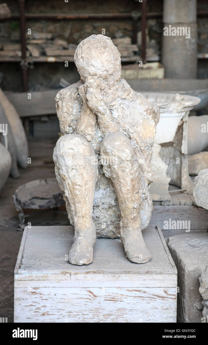 Gipsabguss eines Römers, der nach dem Ausbruch des Vesuv, Pompeji, Italien, in Asche begraben wurde Stockfoto