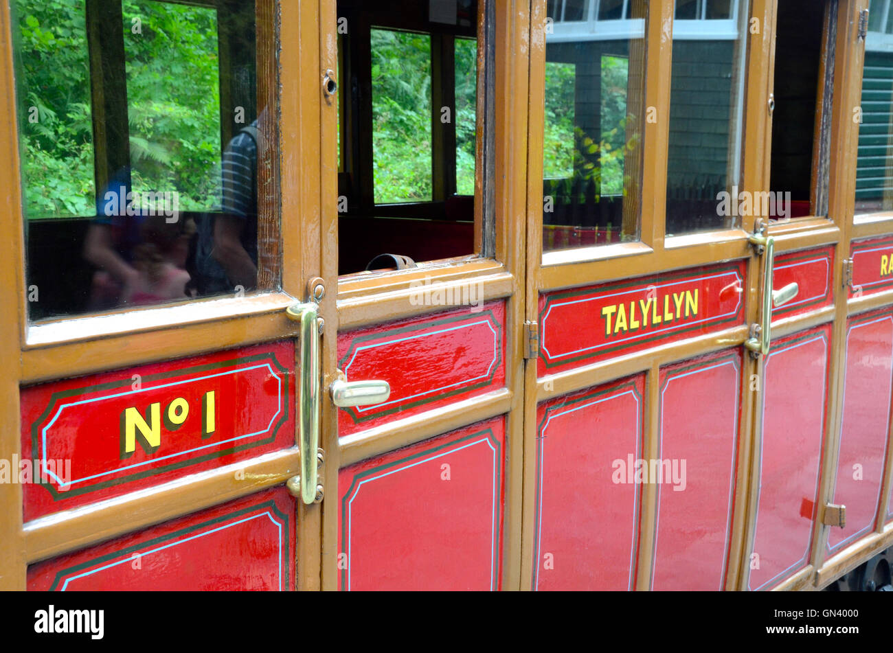 Duncan rot Dampflok zieht der Zug von Talyllyn Schiefer Steinbrüche. Stockfoto