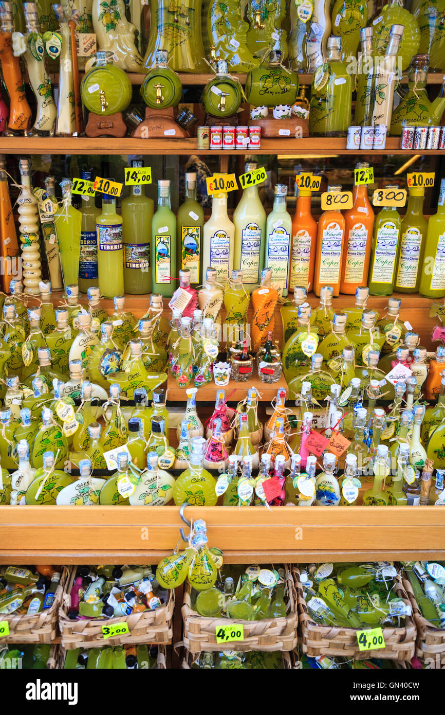Flaschen Limoncello zum Verkauf in Sorrent, Italien Stockfoto