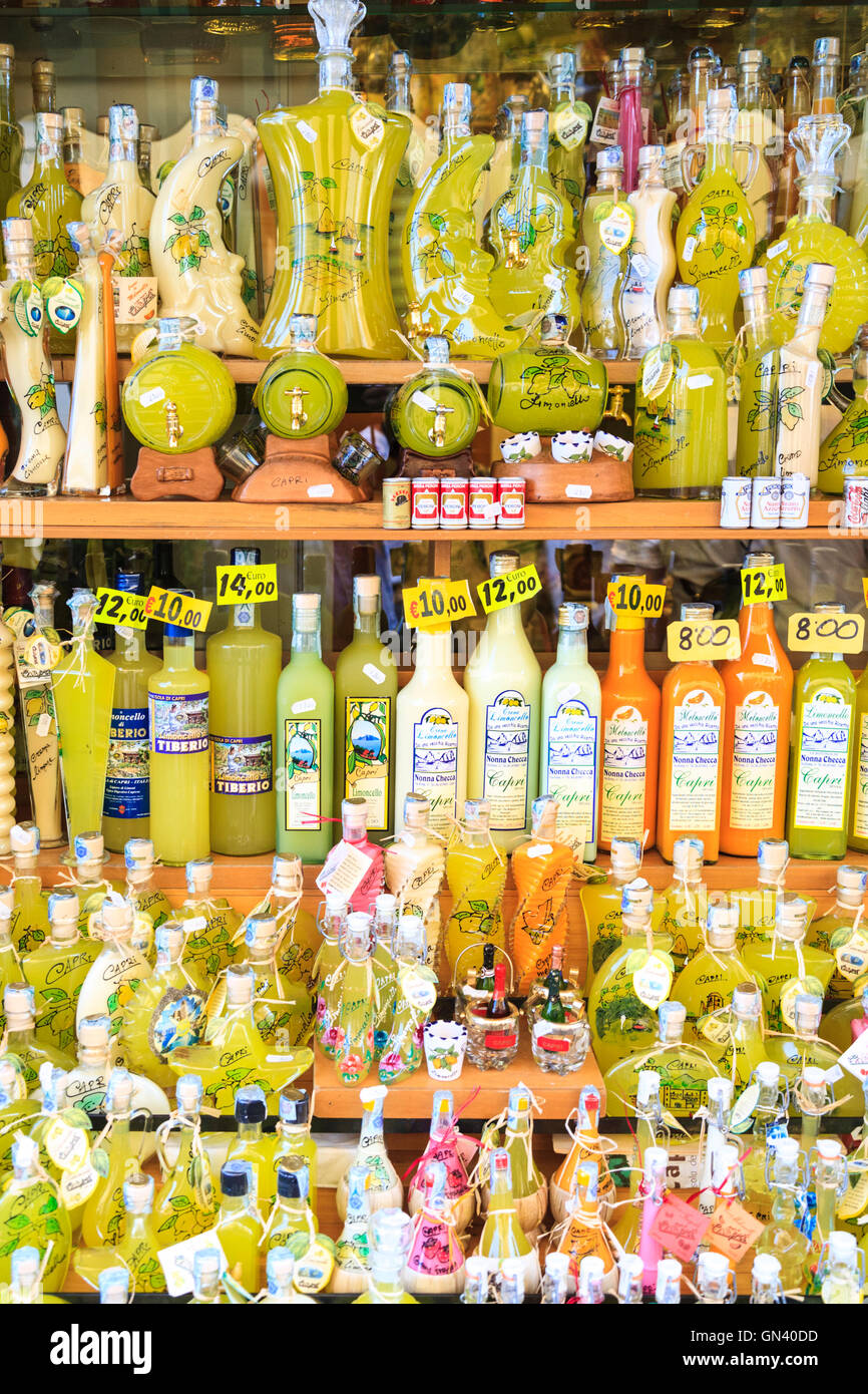 Flaschen Limoncello zum Verkauf in Sorrent, Italien Stockfoto