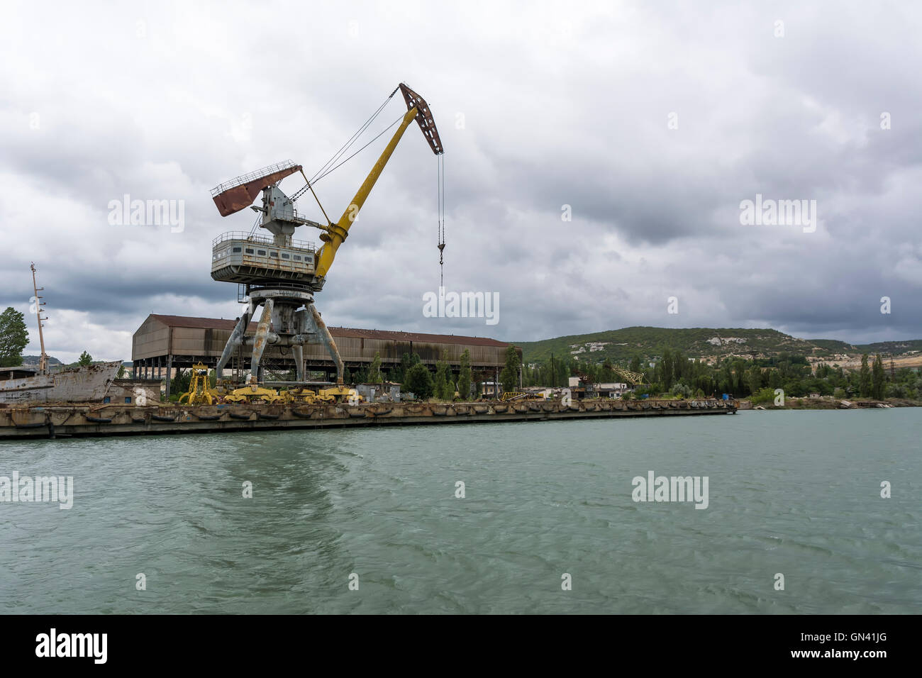 Rostige Hafenkran. Stockfoto