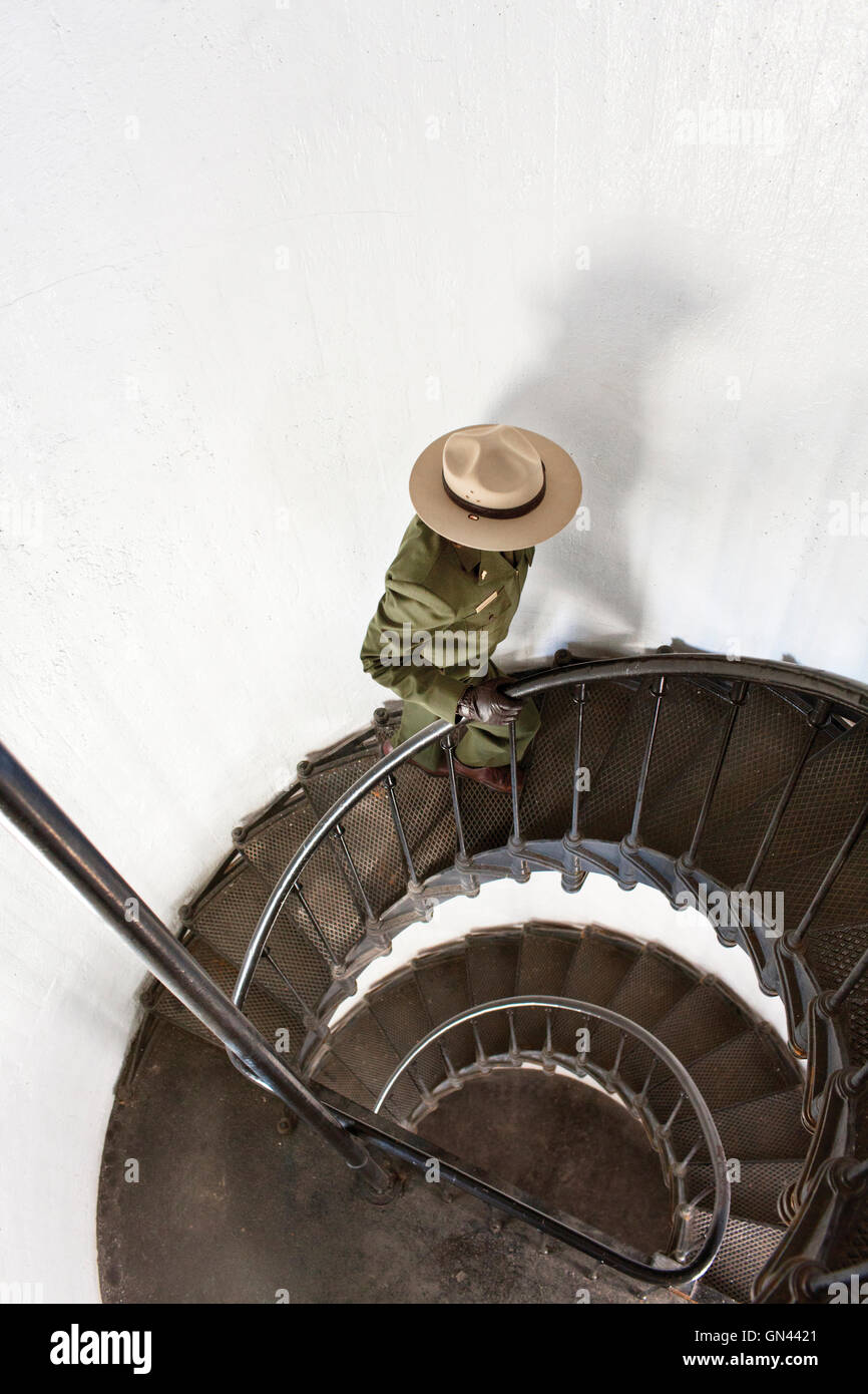 Ein Park-Mitarbeiter geht die Treppe des Leuchtturms am Gefängnis Alcatraz. San Francisco, Kalifornien. Stockfoto