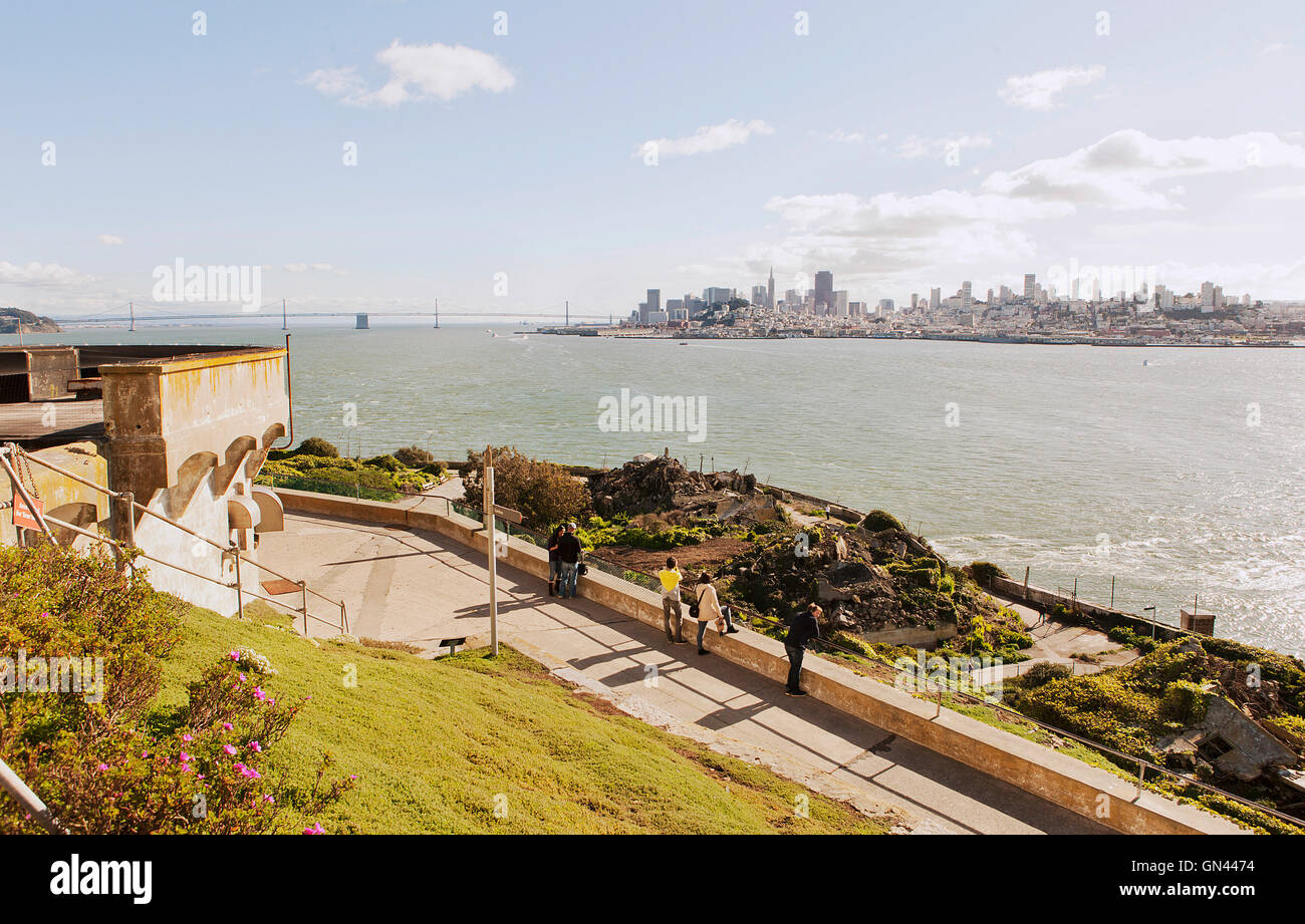 Touristen entlang der Westseite Gehweg auf Alcatraz. San Francisco, Kalifornien Stockfoto