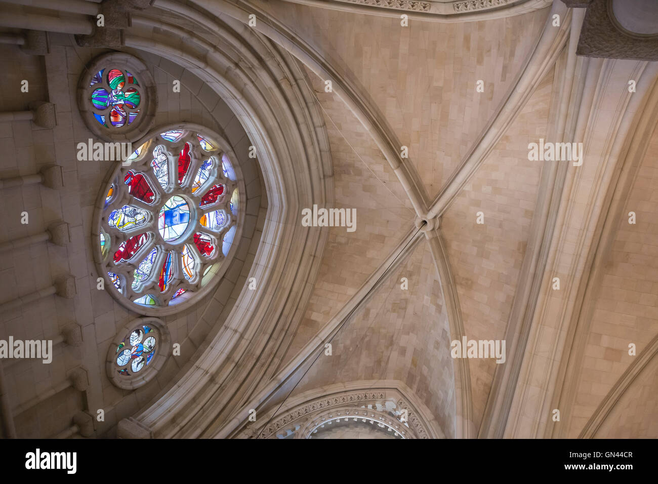 Detail der Glasfenster in das Innere der Kathedrale von Our Lady der Gnade und Saint Julian von Cuenca. Castilla-La-Ma Stockfoto