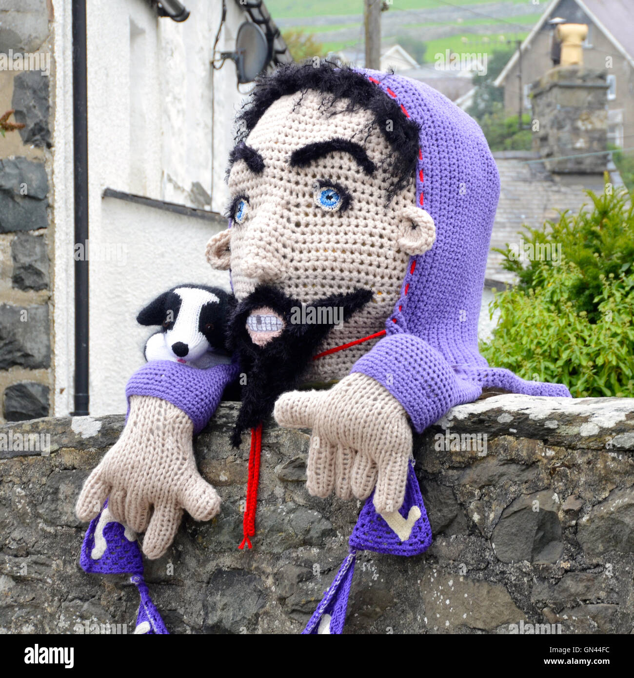 Yarnbombing bei North Wales Dorf Stockfoto