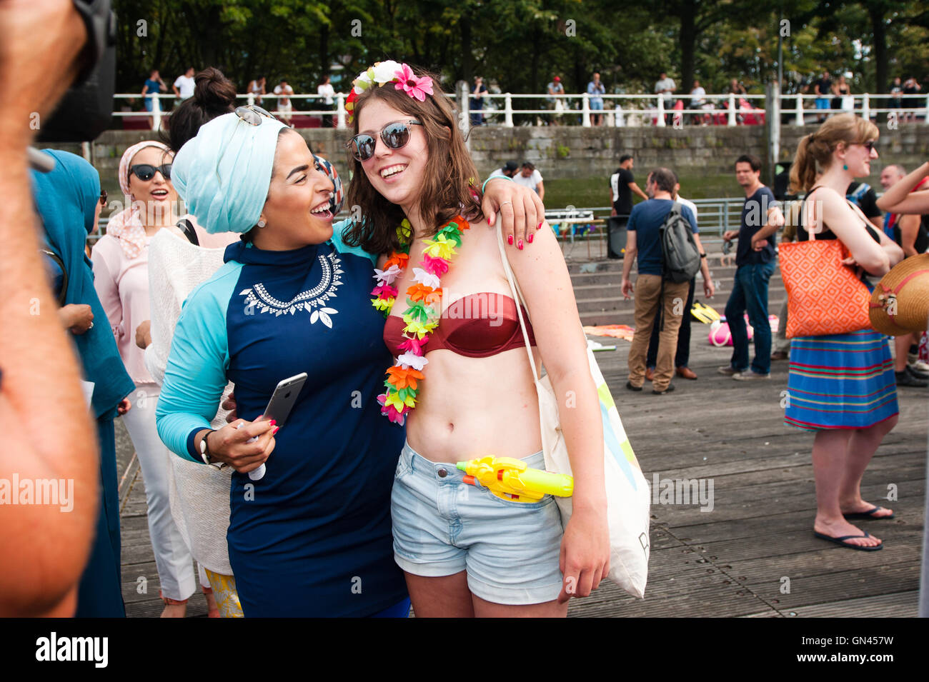 Antwerpen Belgien 27 August 2016 Mit Einer Frau Im Bikini In Antwerpen Am Strand Party Protest Gegen Das Verbot Der Burkini In Frankreich Steht Eine Frau Im Burkini Seite Tot C Frederik