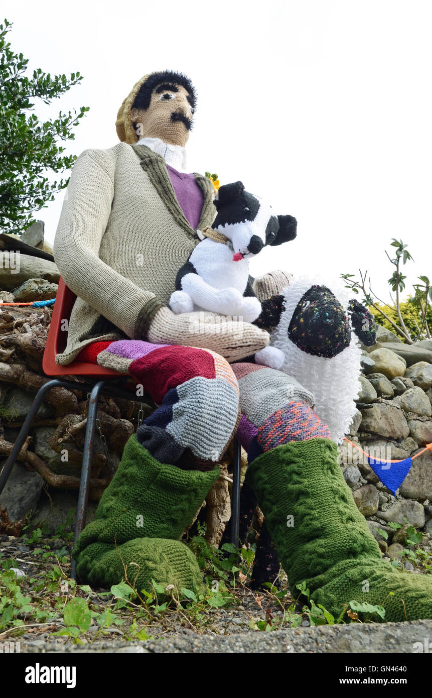 Yarnbombing bei North Wales Dorf Stockfoto