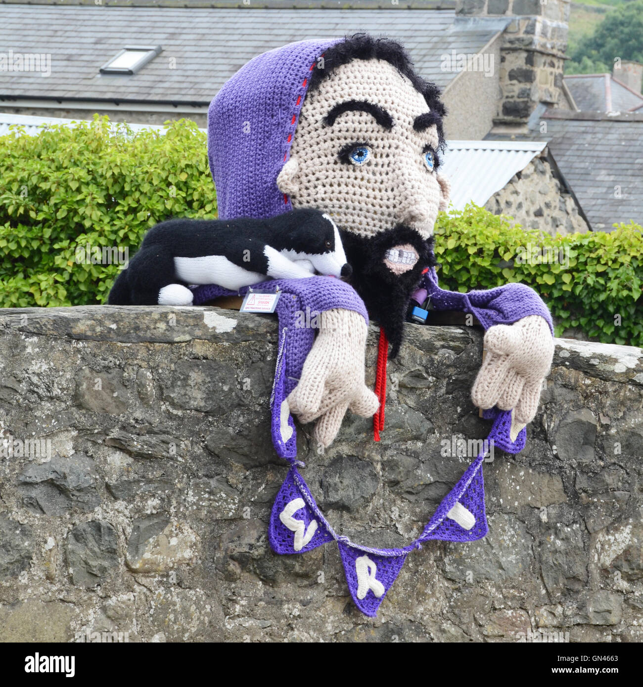 Yarnbombing bei North Wales Dorf Stockfoto