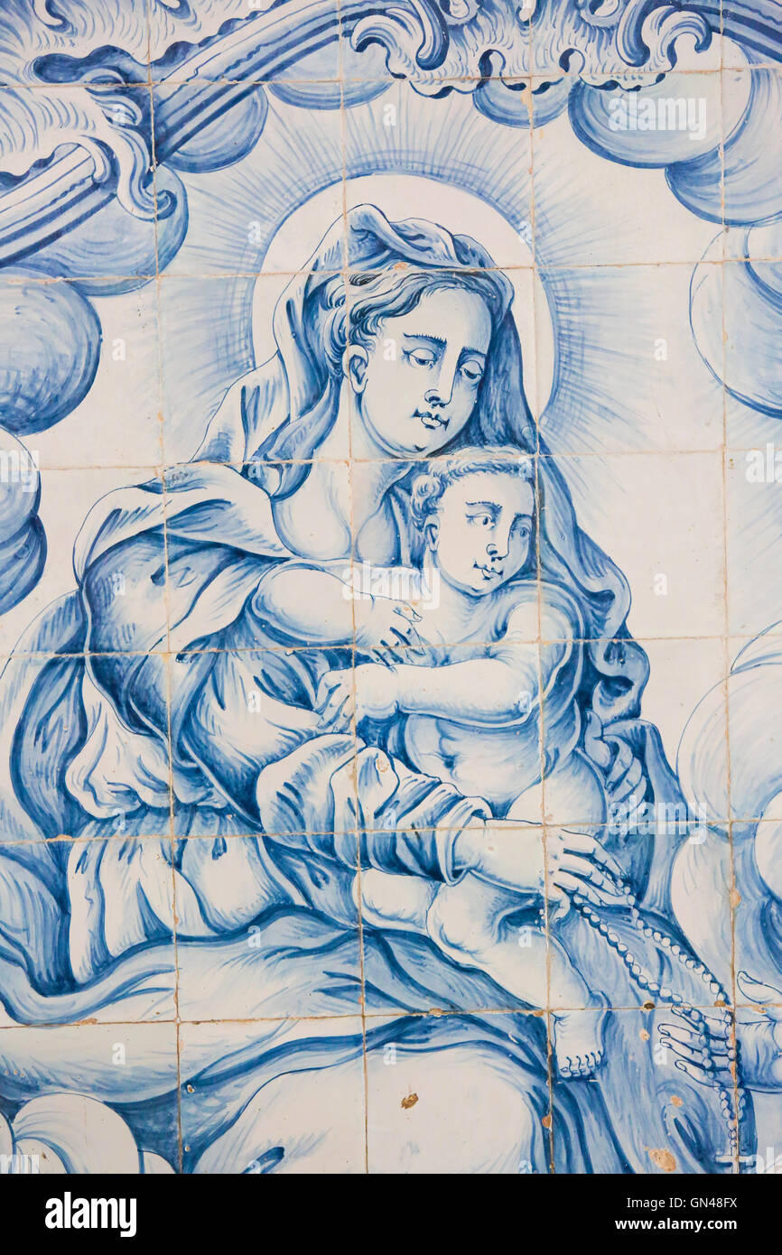 AVEIRO, PORTUGAL - 28. Juli 2016: Azulejo Mutter Mary und dem Jesukind in der Kathedrale von Aveiro, Centro Region, Portugal Stockfoto