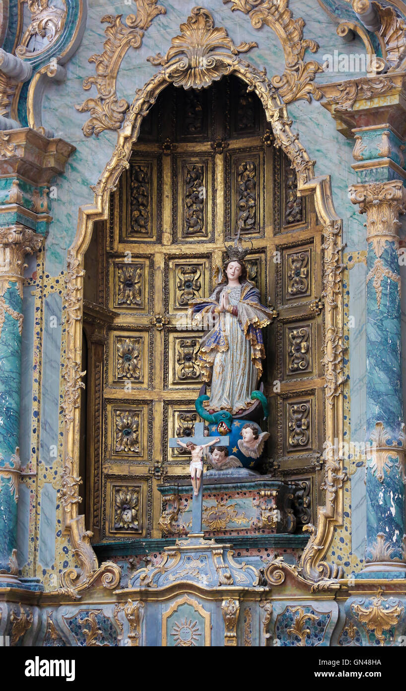 AVEIRO, PORTUGAL - 28. Juli 2016: Statue der Mutter Mary, barocken Altar in der Kathedrale von Aveiro, Centro Region, Portugal. Stockfoto