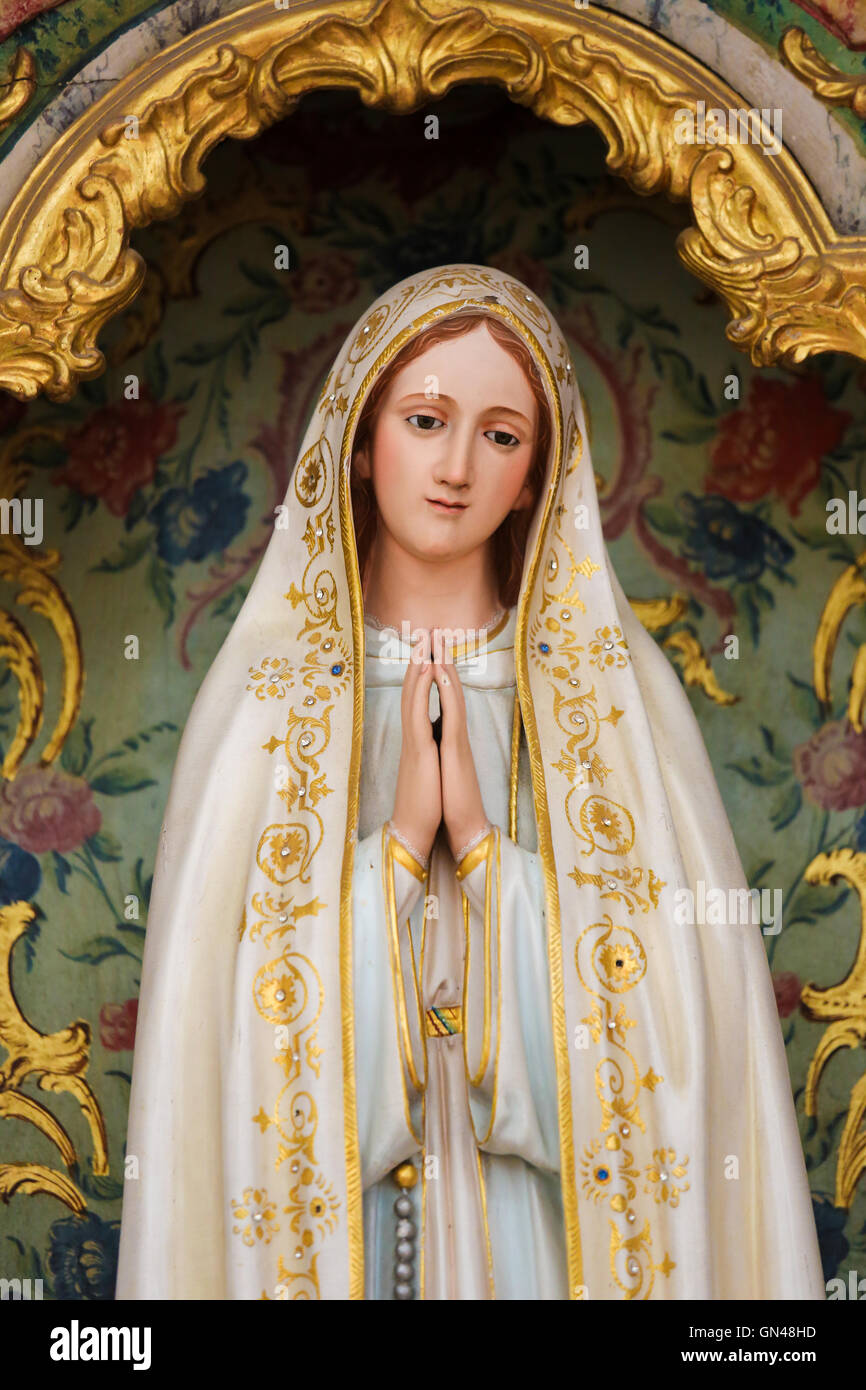 AVEIRO, PORTUGAL - 28. Juli 2016: Statue der Mutter Mary in der Kathedrale von Aveiro, Centro Region, Portugal. Stockfoto