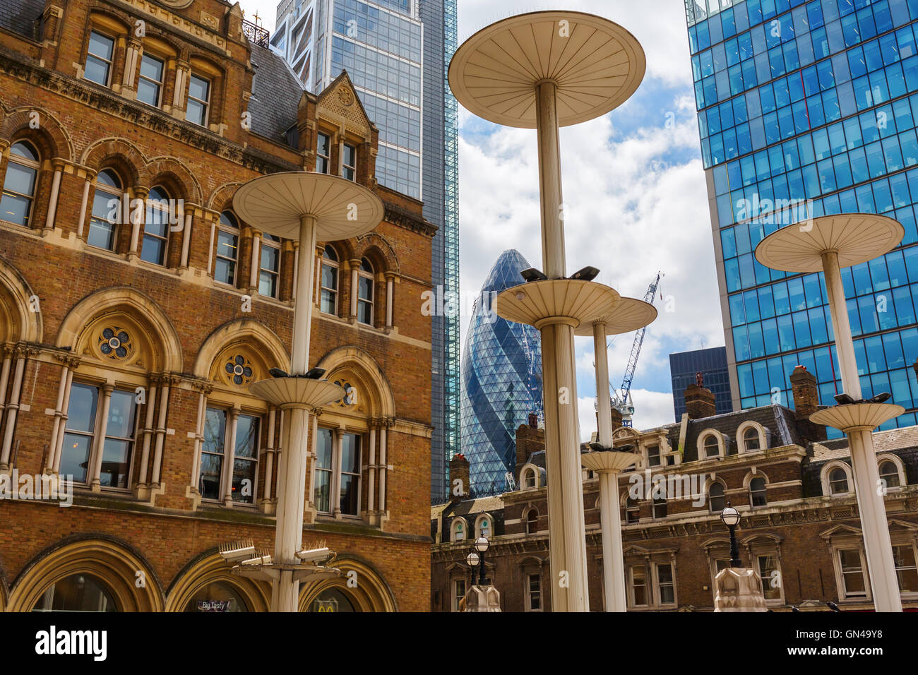 London, UK - 21. Juni 2016: Liverpool Street Station in London mit unbekannten Menschen. Es ist der dritte verkehrsreichsten Bahnhof Stockfoto