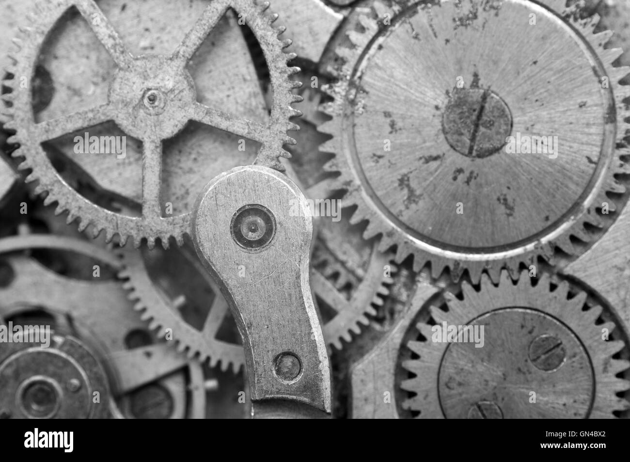 Schwarz / weiß Metall Zahnräder im ältesten Rusty Uhrwerk, Makro. Teamwork Konzept, Idee-Technologie Stockfoto