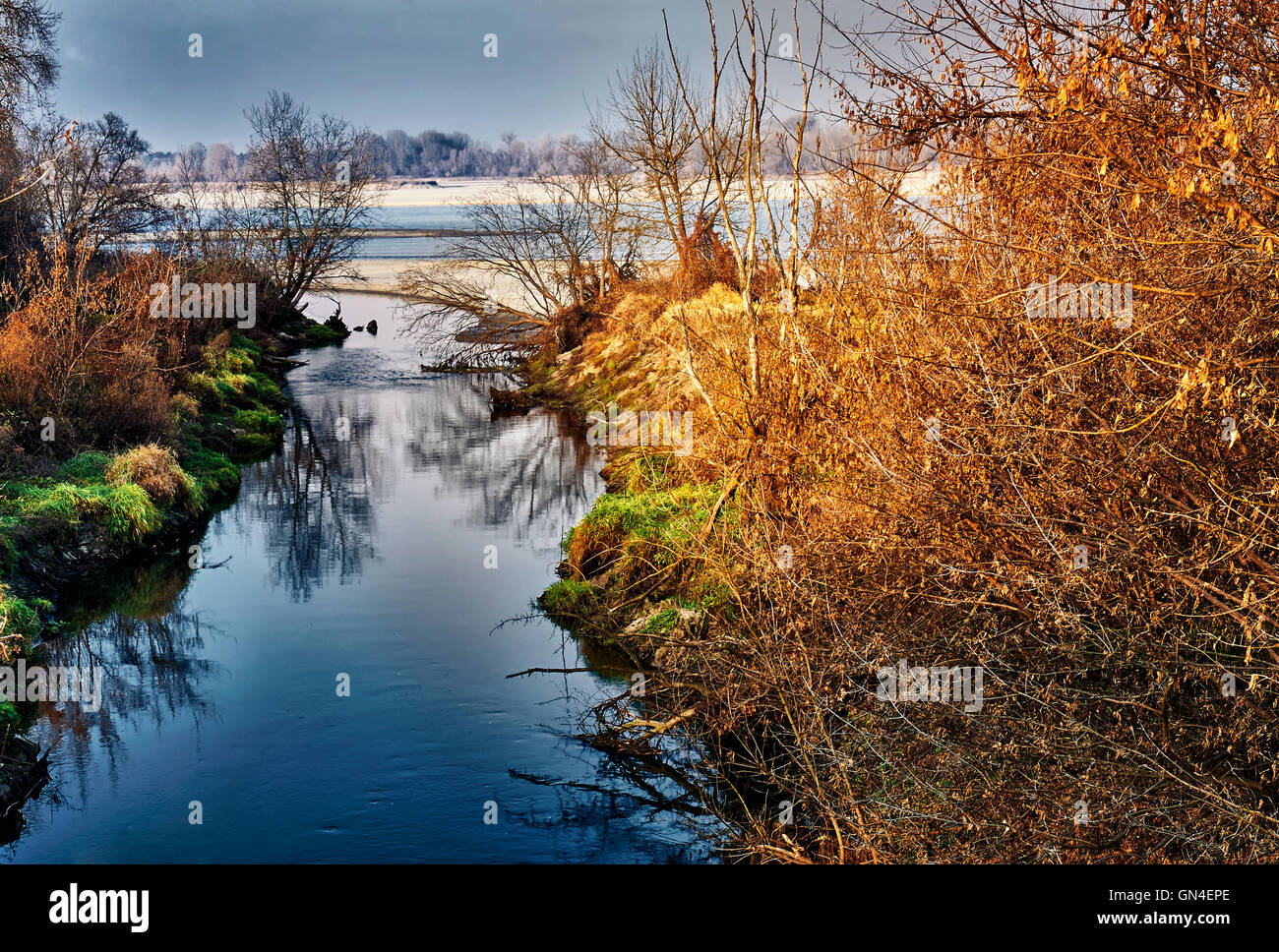 Majestätische Landschaft mit Herbstlaub über den Fluss. Vistula Flusses, Polen, Europa. Beauty-Welt. Retro gefiltert. Straffende Wirkung Stockfoto