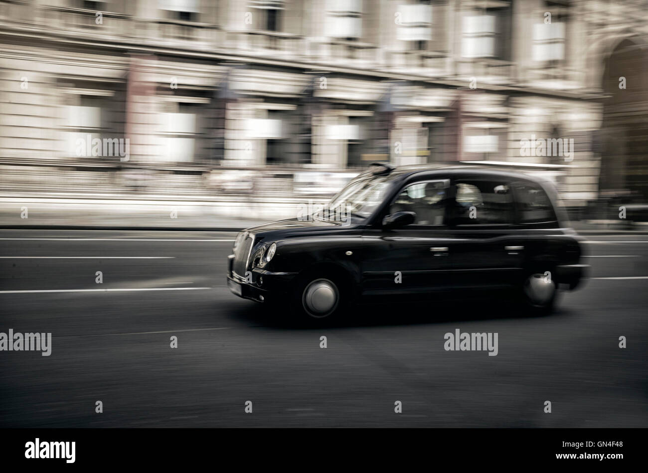 Ein London Taxi oder "Black Cab" in der Straße. Vintage Instagram Filter Stil Stockfoto