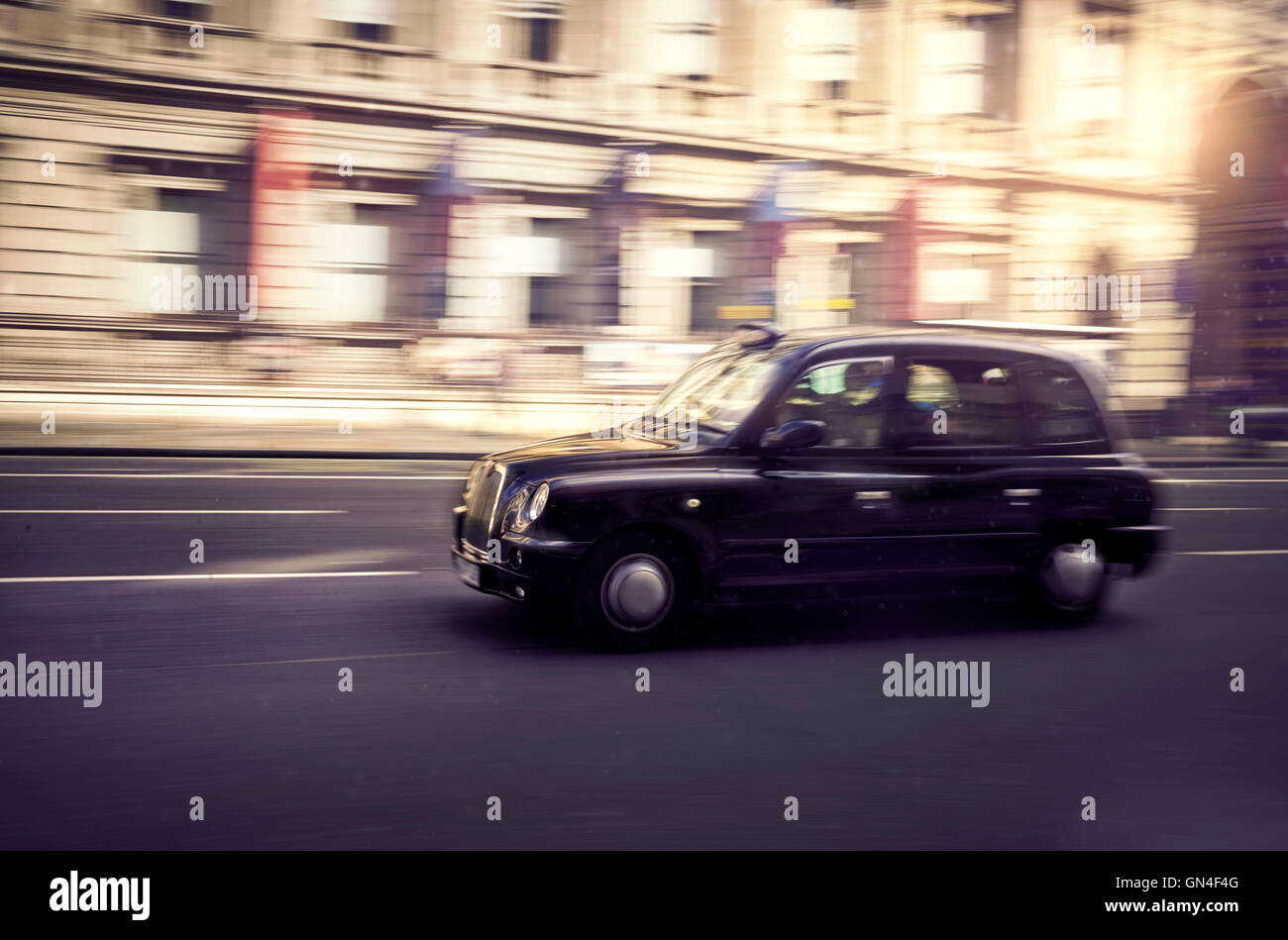 Ein London Taxi oder "Black Cab" in der Straße. Vintage Instagram Filter Stil Stockfoto