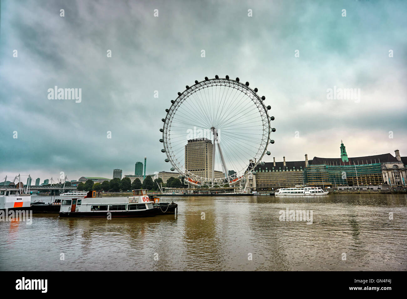 London-morgen. London Eye, Houses of Parliament, Big Ben, County Hall und Westminster Bridge. Stockfoto