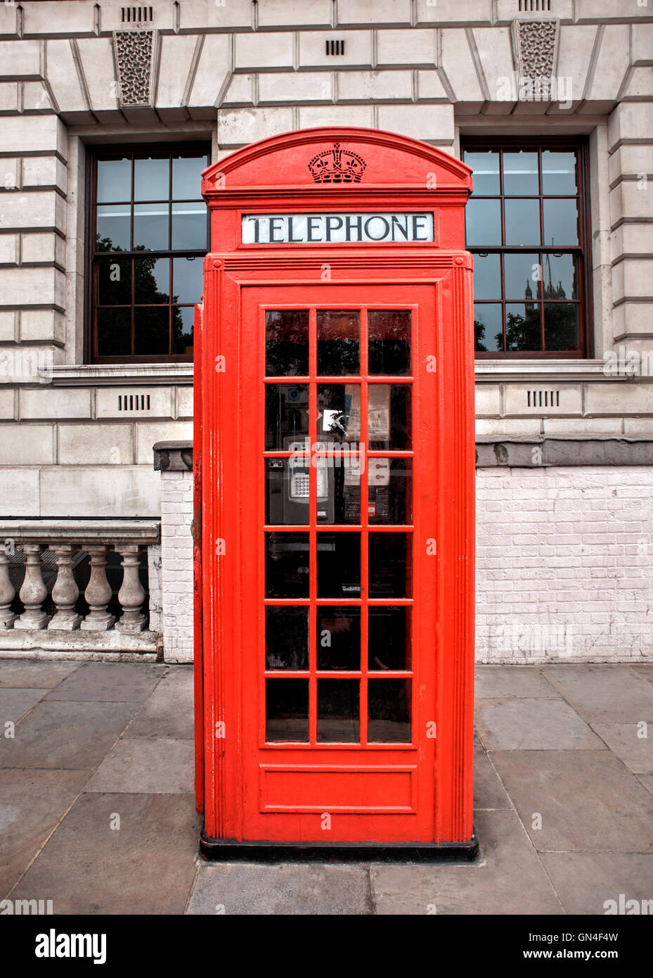Rote Telefonzelle in London, Vereinigtes Königreich, Stockfoto