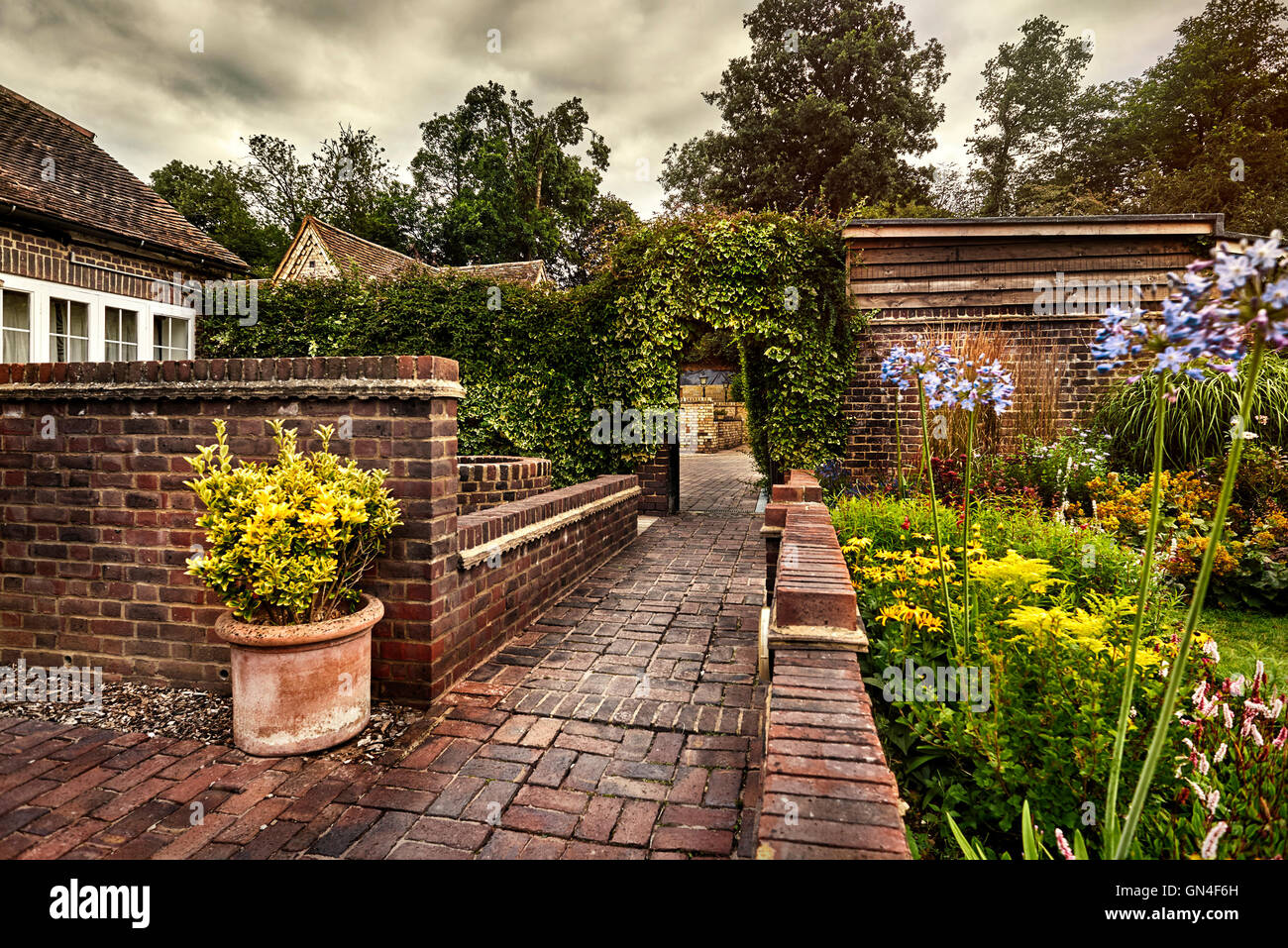 Englisches Dorf Cottage. schöner Garten Stockfoto