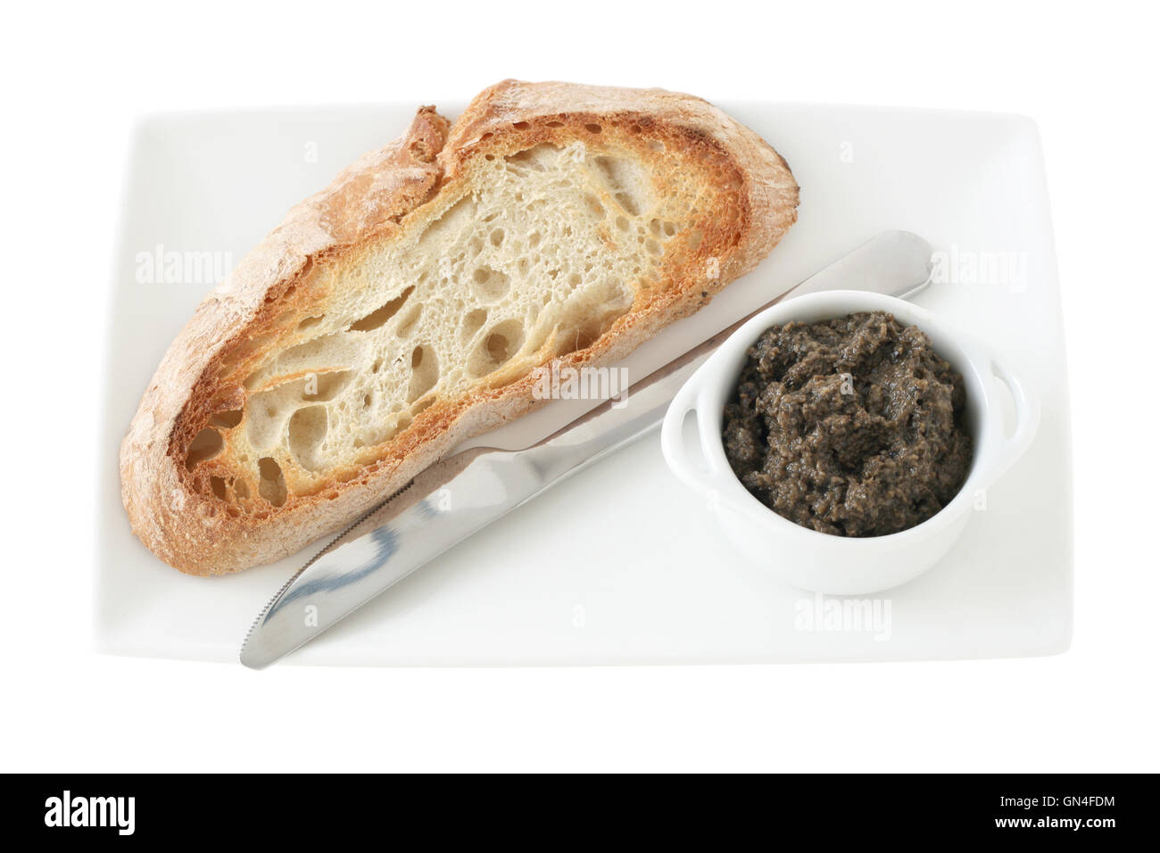 Brot mit Olivenpaste in der Schüssel Stockfoto