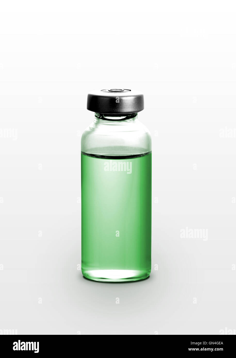 Einzelne kleine Flasche mit Medikament isoliert auf weißem Hintergrund Stockfoto