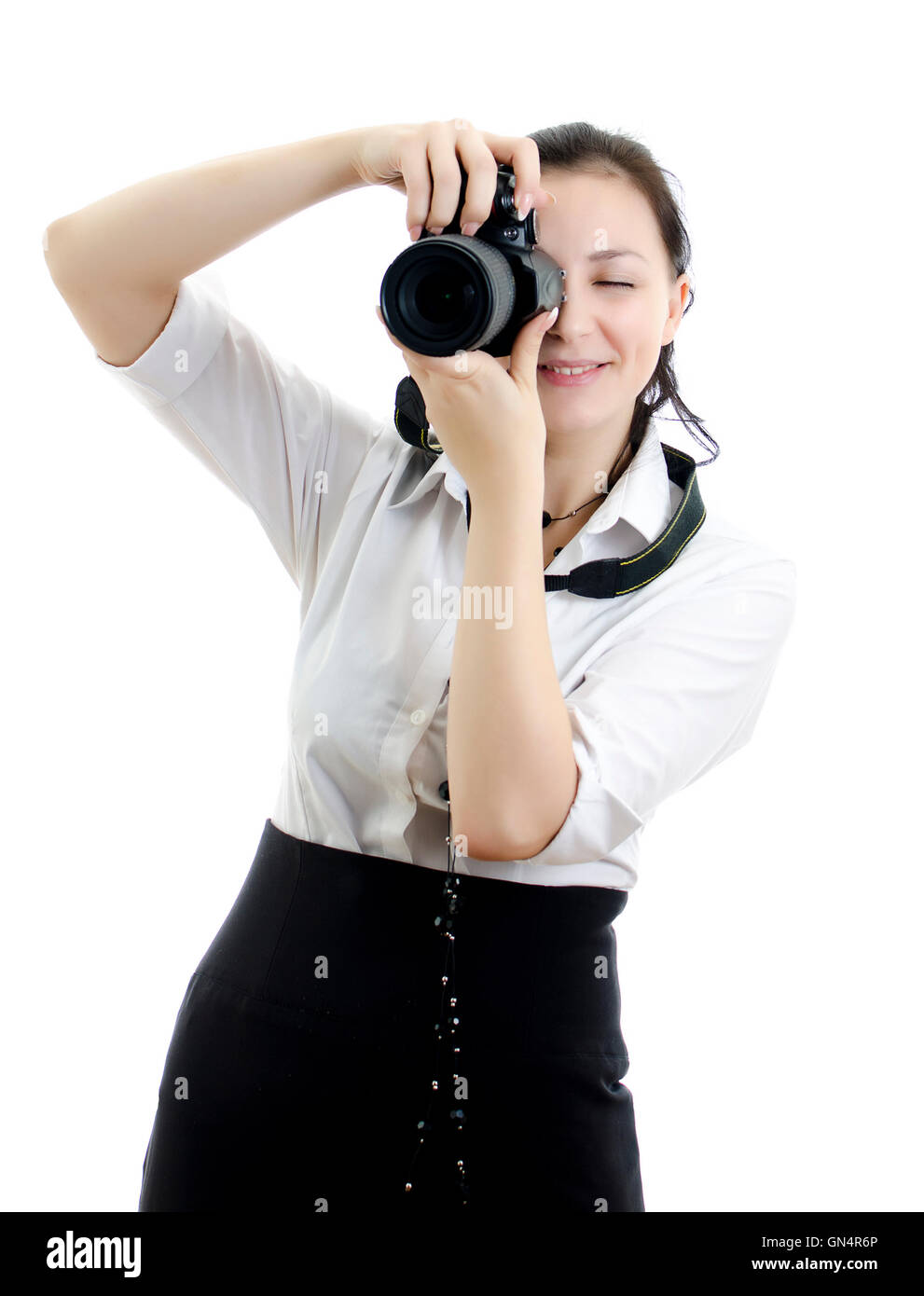 junge Brünette Mädchen mit Fotokamera isoliert auf weiss Stockfoto