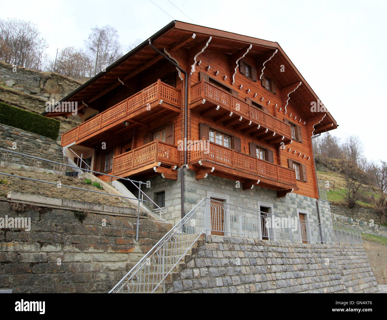 Holz-Chalet in den Bergen Stockfoto