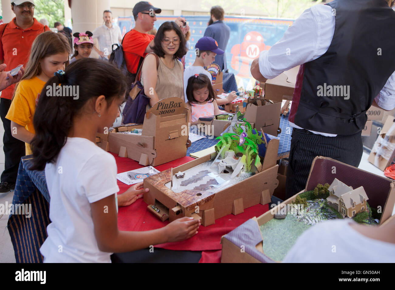 Weiblichen primären Schulkind ein Spiel am Maker Faire - Washington, DC USA Stockfoto