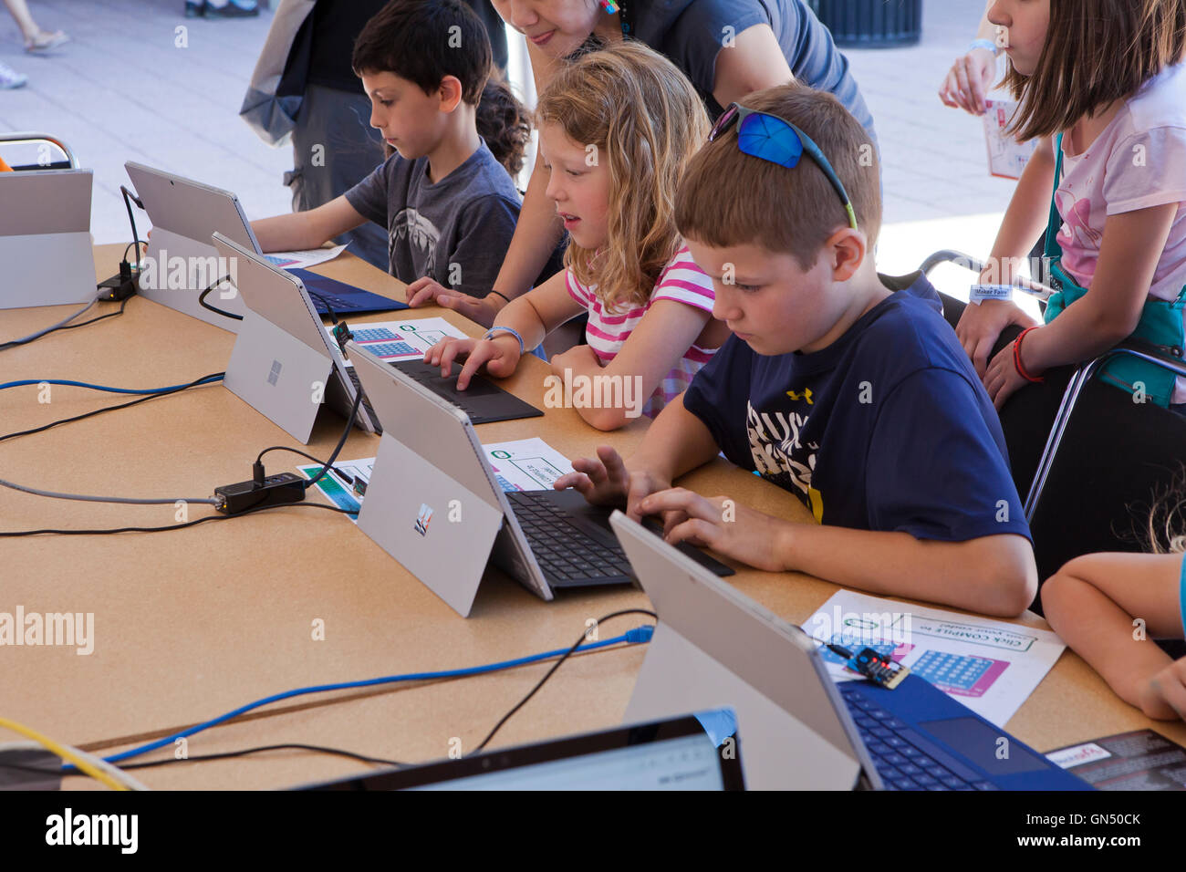 Kinder im Grundschulalter mit Windows Oberfläche Computern - USA Stockfoto
