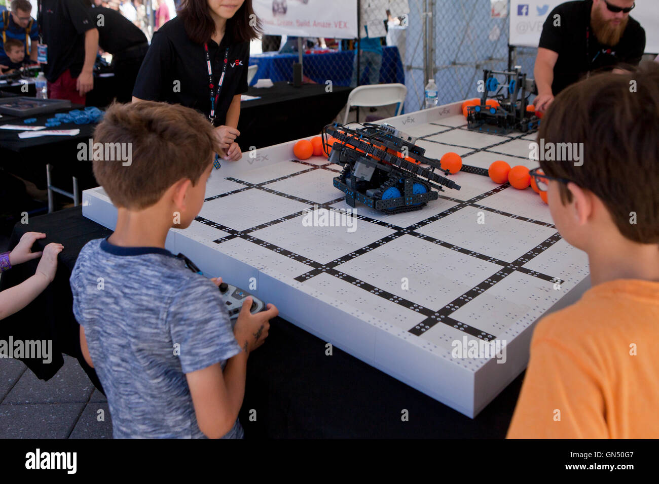 Schulkinder lernen über Robotik in Maker Faire - Washington, DC USA Stockfoto