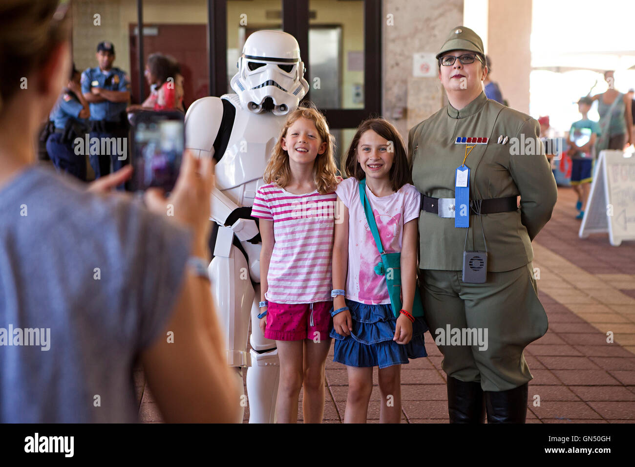 Weiblicher imperialen Offizier und Stormtrooper posiert für Fotos mit Kindern - USA Stockfoto