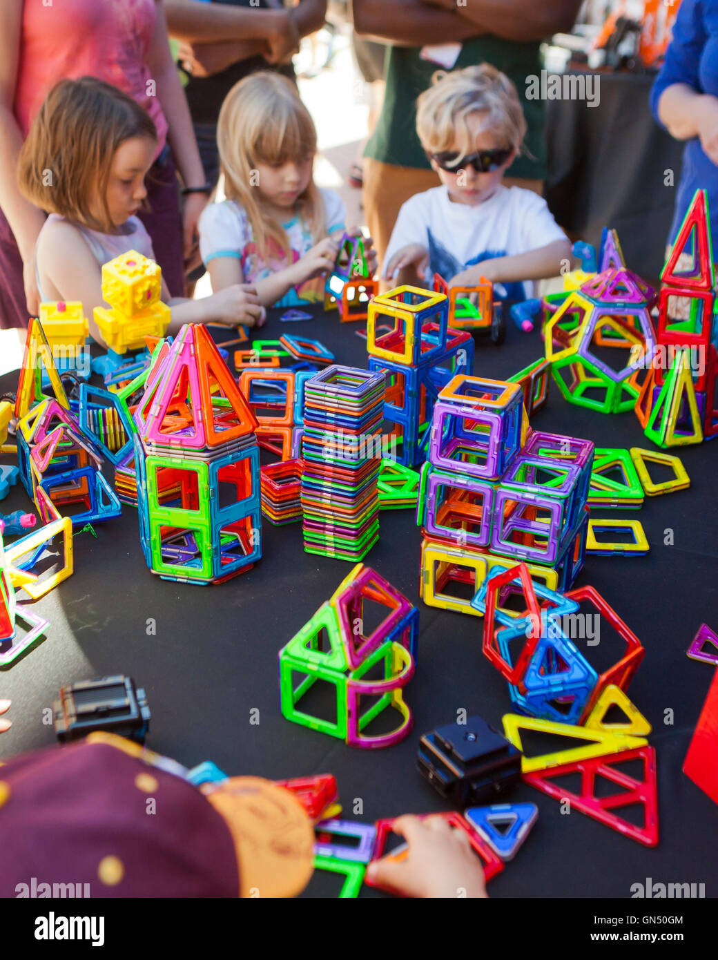 Kinder spielen mit Magformers Magnet Gebäude Spielzeug - USA Stockfoto