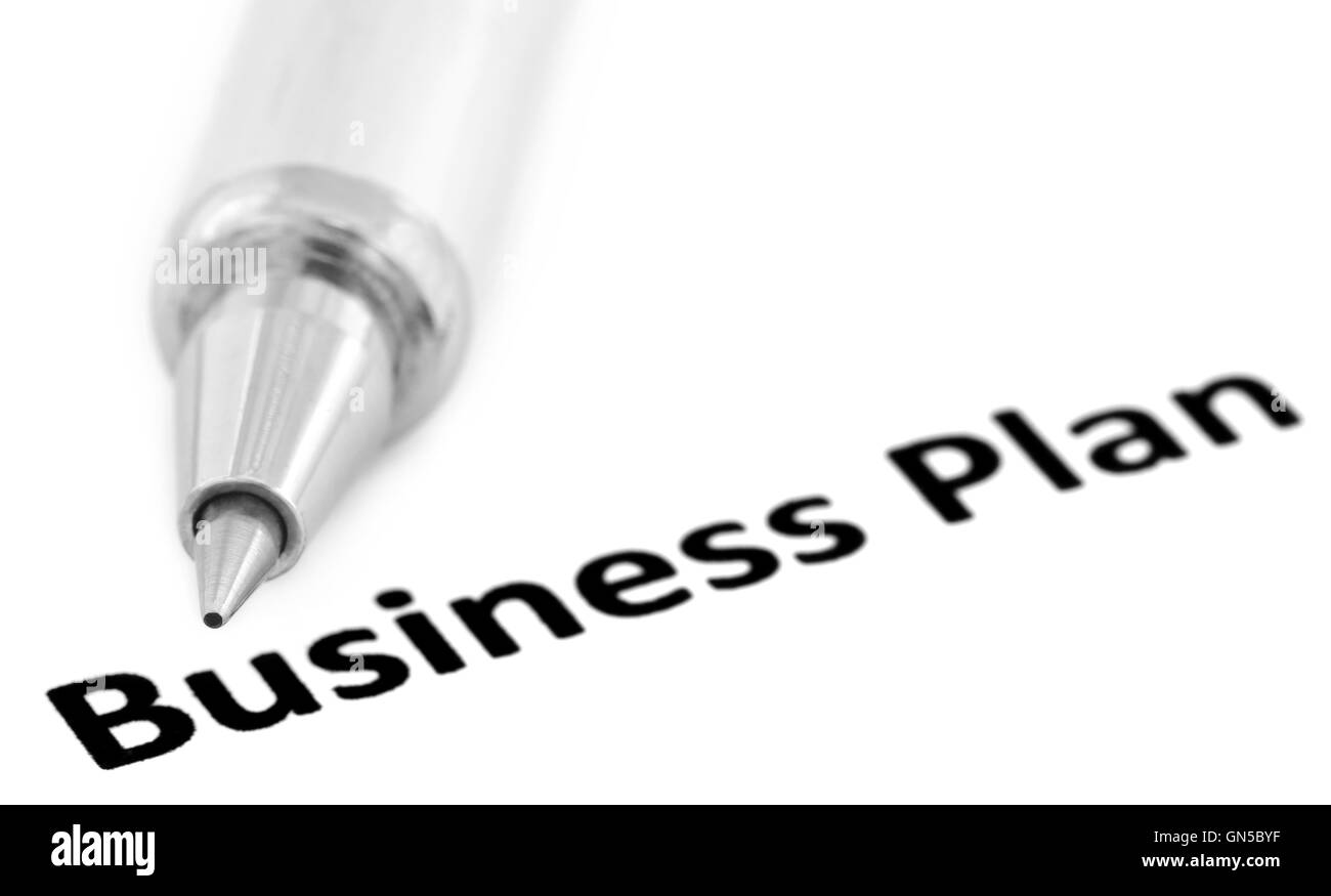 Business-Plan in ein Papier mit einem silbernen Kugelschreiber geschrieben Stockfoto