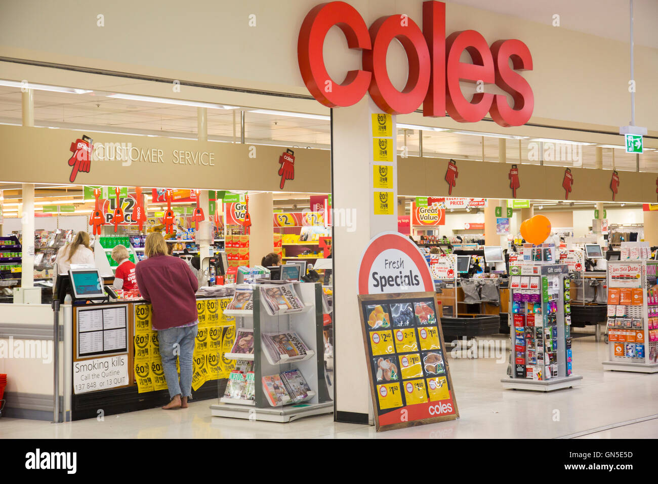 Coles Supermarktkette, im Besitz von Wesfarmers, hier ein Geschäft an den nördlichen Stränden von Sydney, Australien Frau am Kundenservice-Schalter Stockfoto