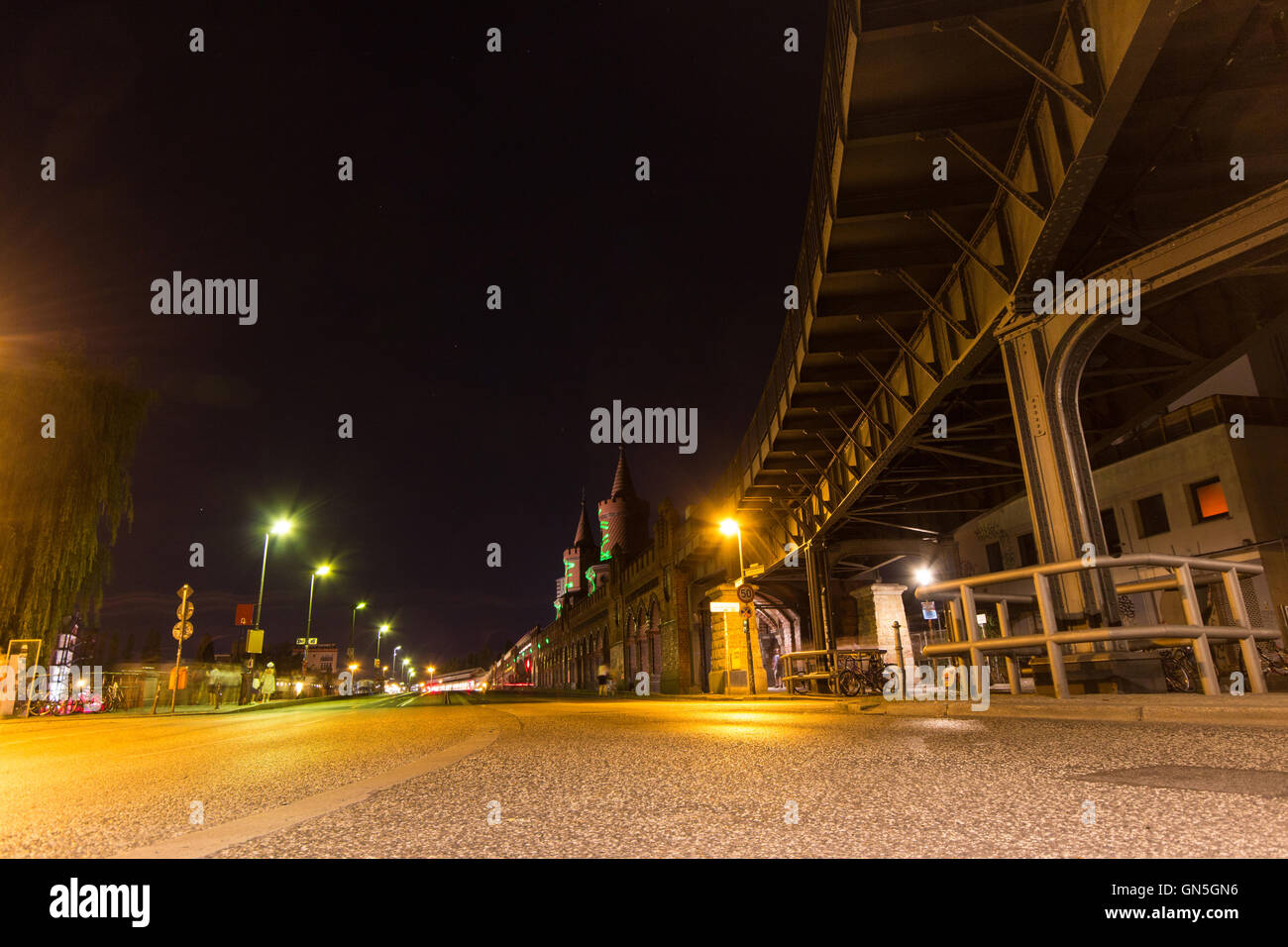 Berlin-Kreuzberg in der Nacht - Oberbaumbrücke Stockfoto
