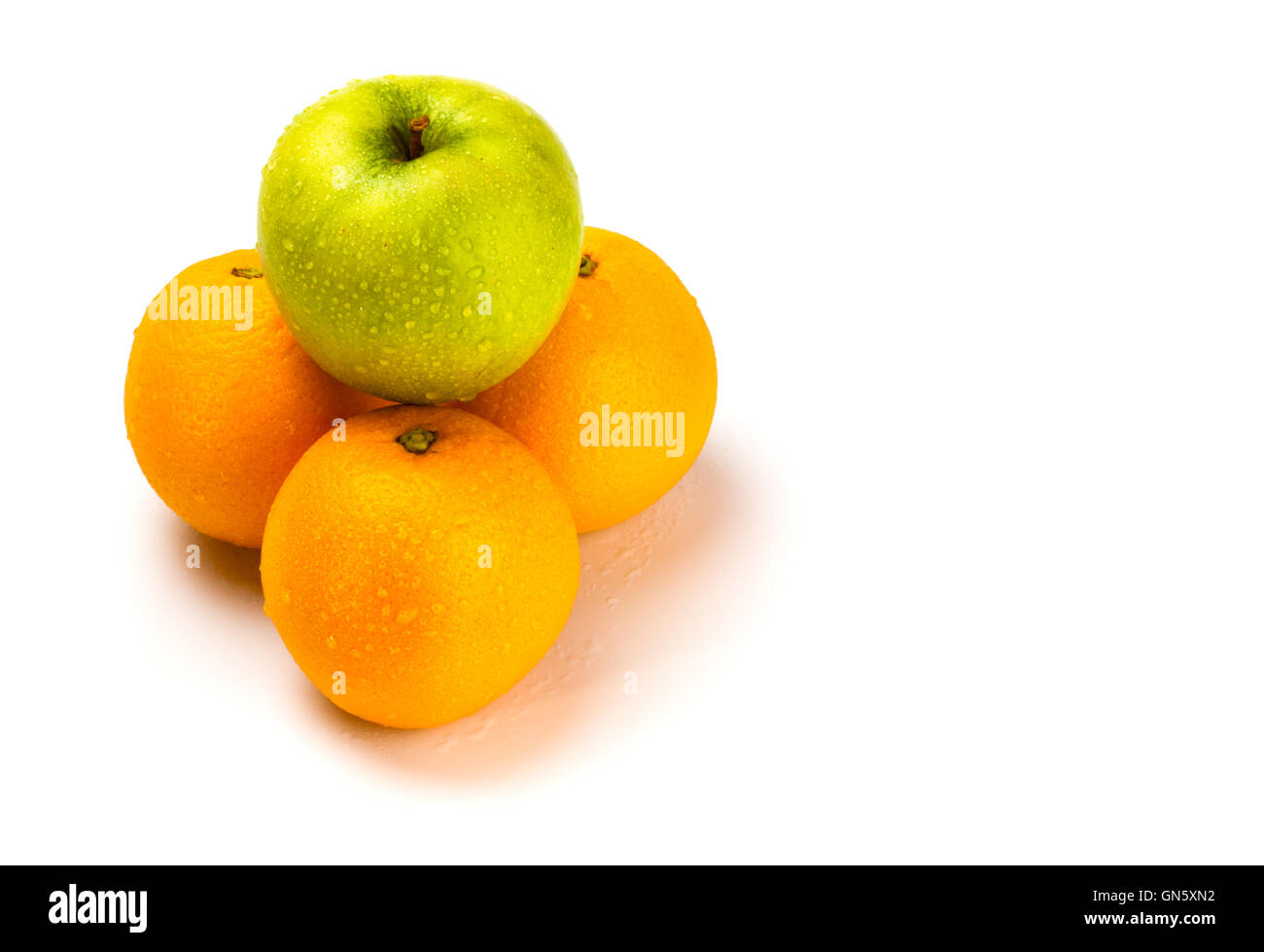 Obst-Pyramide mit Wassertropfen Stockfoto