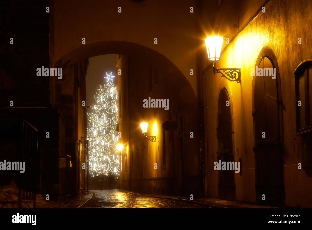 geheimnisvolle schmale Gasse mit Weihnachtsbaum Stockfoto