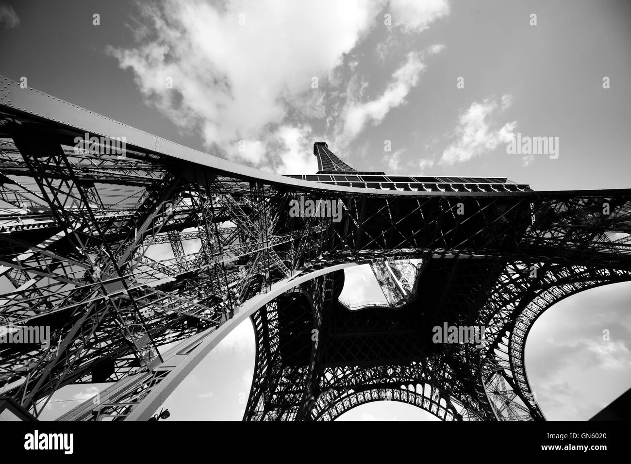 Eiffel-Turm von unten. Paris, Frankreich Stockfoto