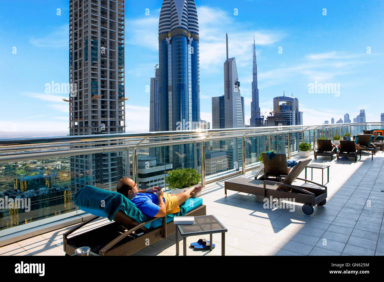 Geschäftsmann, entspannen Sie sich auf dem Dach des Hotels in Dubai, Vereinigte Arabische Emirate Stockfoto