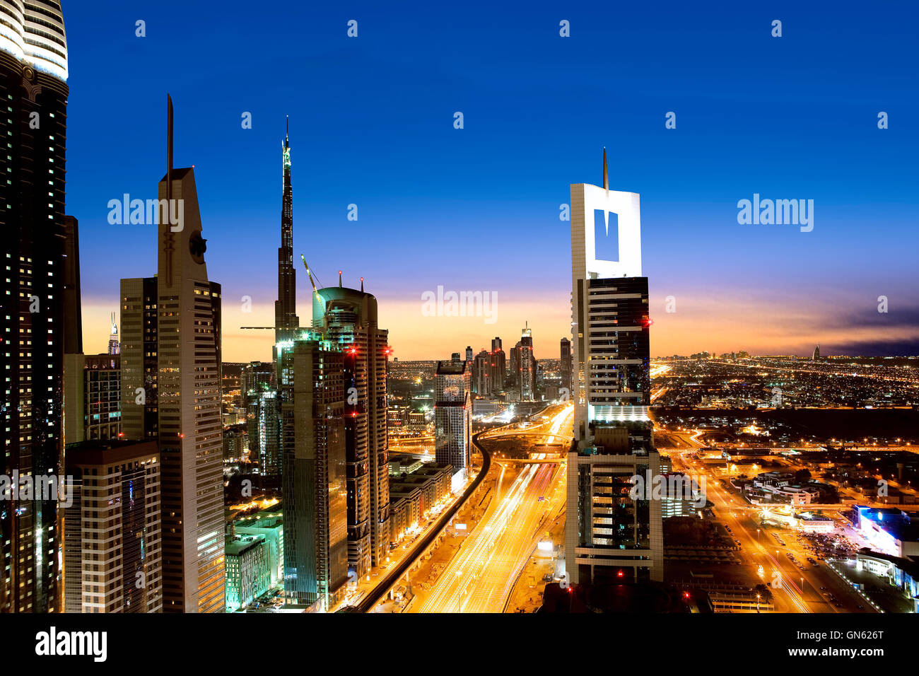 Sheikh Zayed Road in der Nacht in Dubai, Vereinigte Arabische Emirate Stockfoto