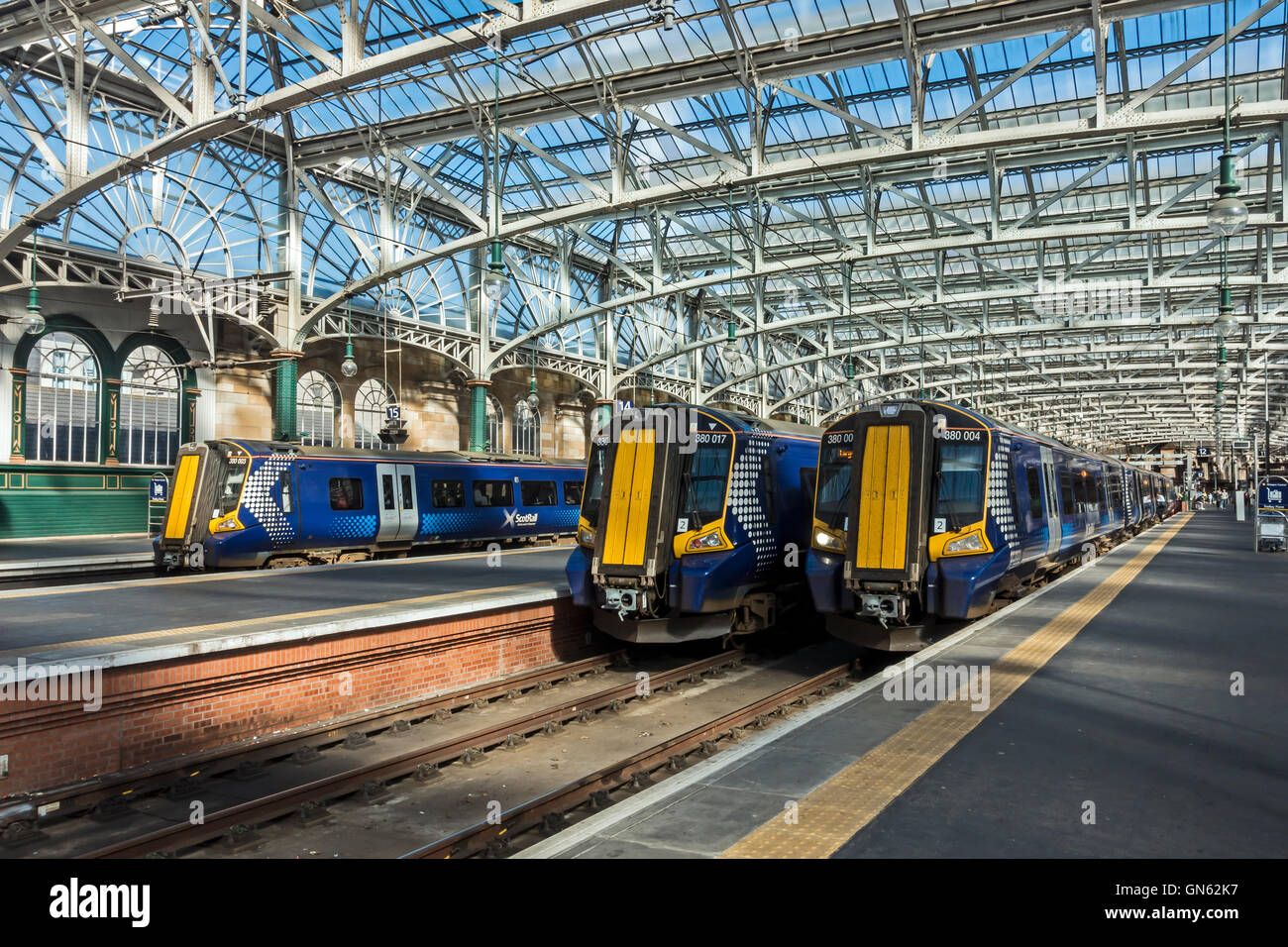Drei Klasse 380 EMU Züge nebeneinander in Glasgow Central Station Glasgow Schottland Stockfoto