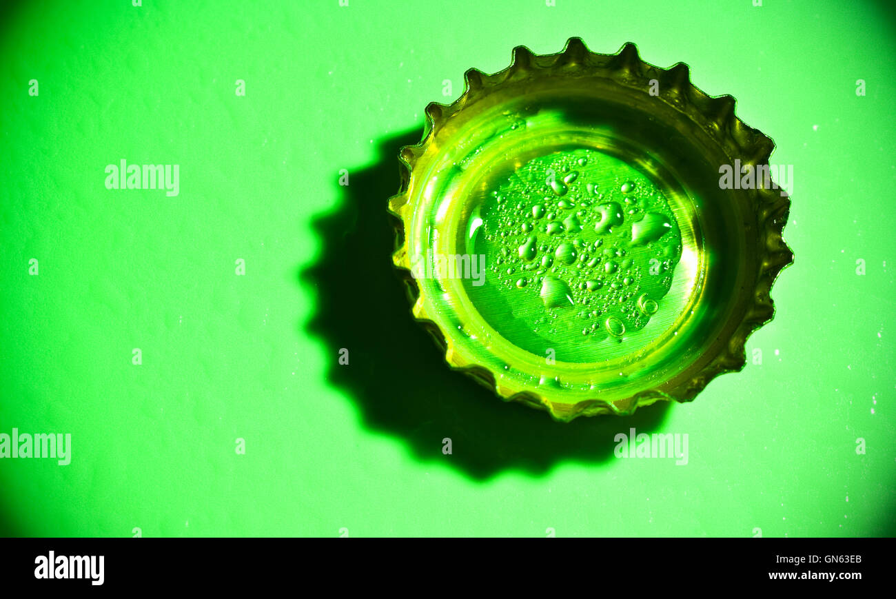 Bier-Cap mit Wassertropfen auf grün Stockfoto