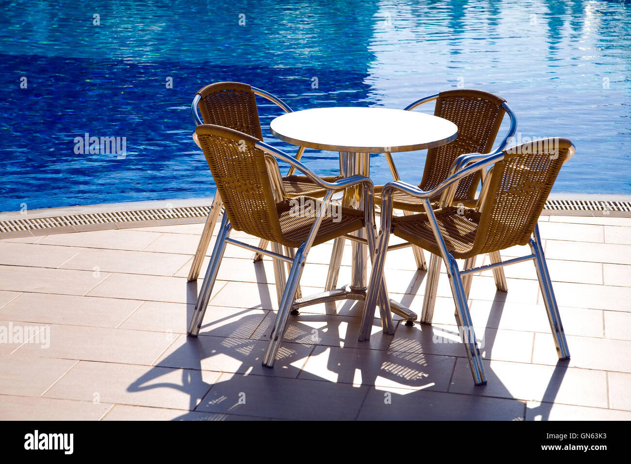 Tisch und Stühle in der Nähe einen kühlen Pool an einem heißen Tag canicular Stockfoto