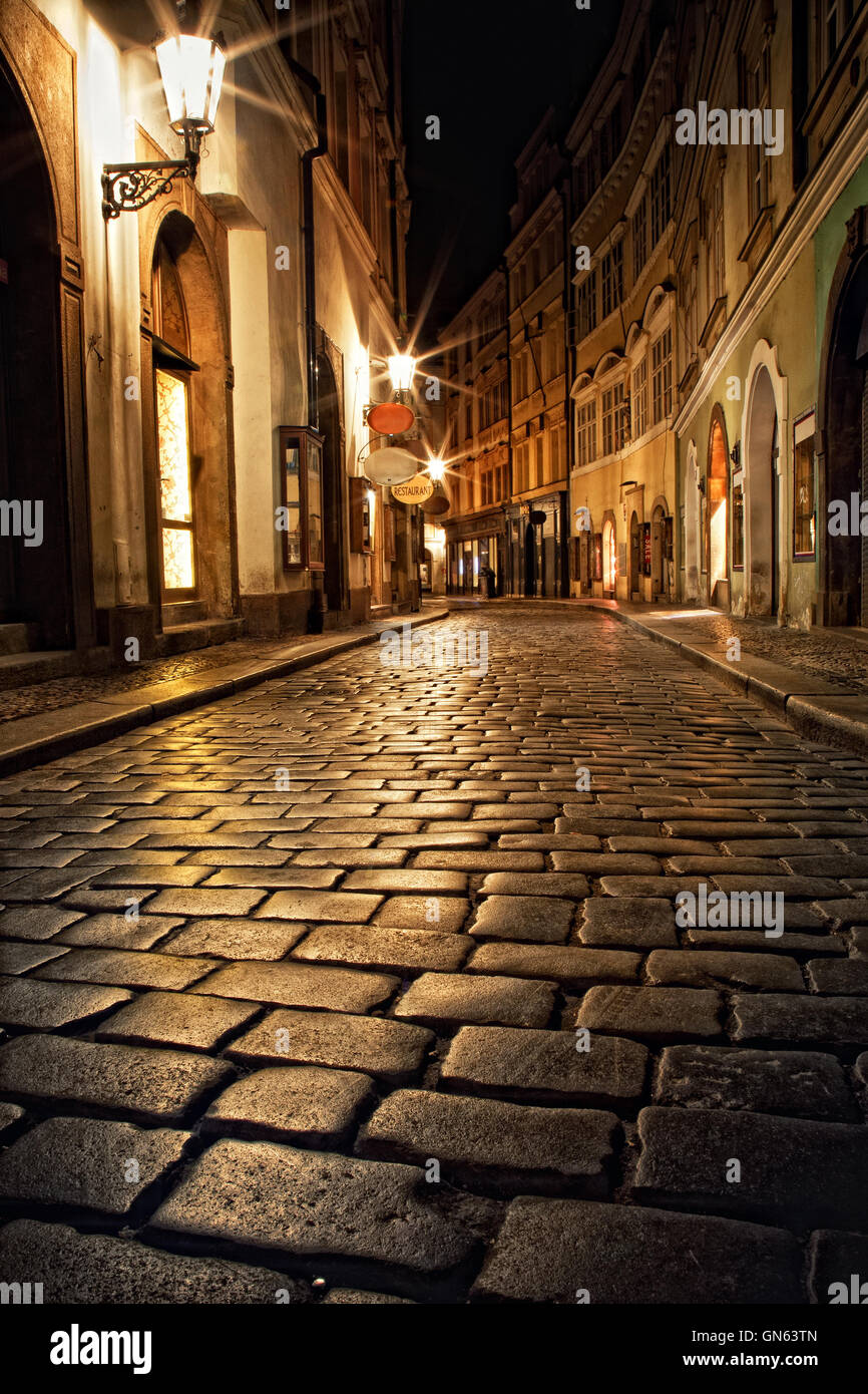 enge Gasse mit Laternen in Prag bei Nacht Stockfoto