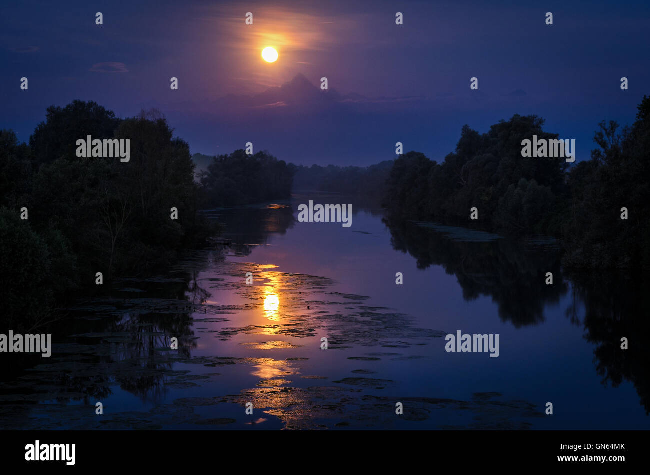 Der Monviso und der Mond am Casalgrasso in der Nähe von Turin (Torino) Stockfoto