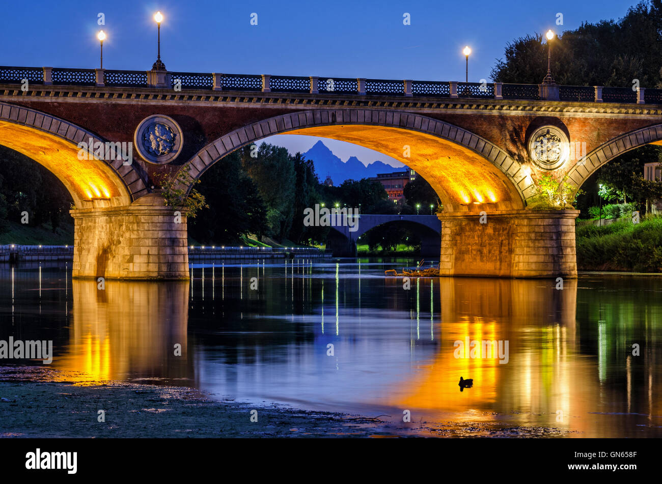 Turin (Torino) wunderschöne Landschaft in der Dämmerung mit Po, Ponte Isabella und Monviso Stockfoto