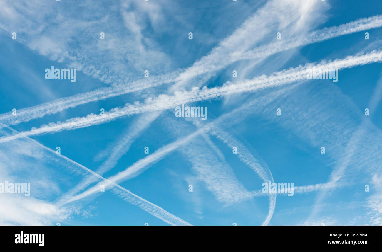 Chem-Trails oder Con trails Stockfoto