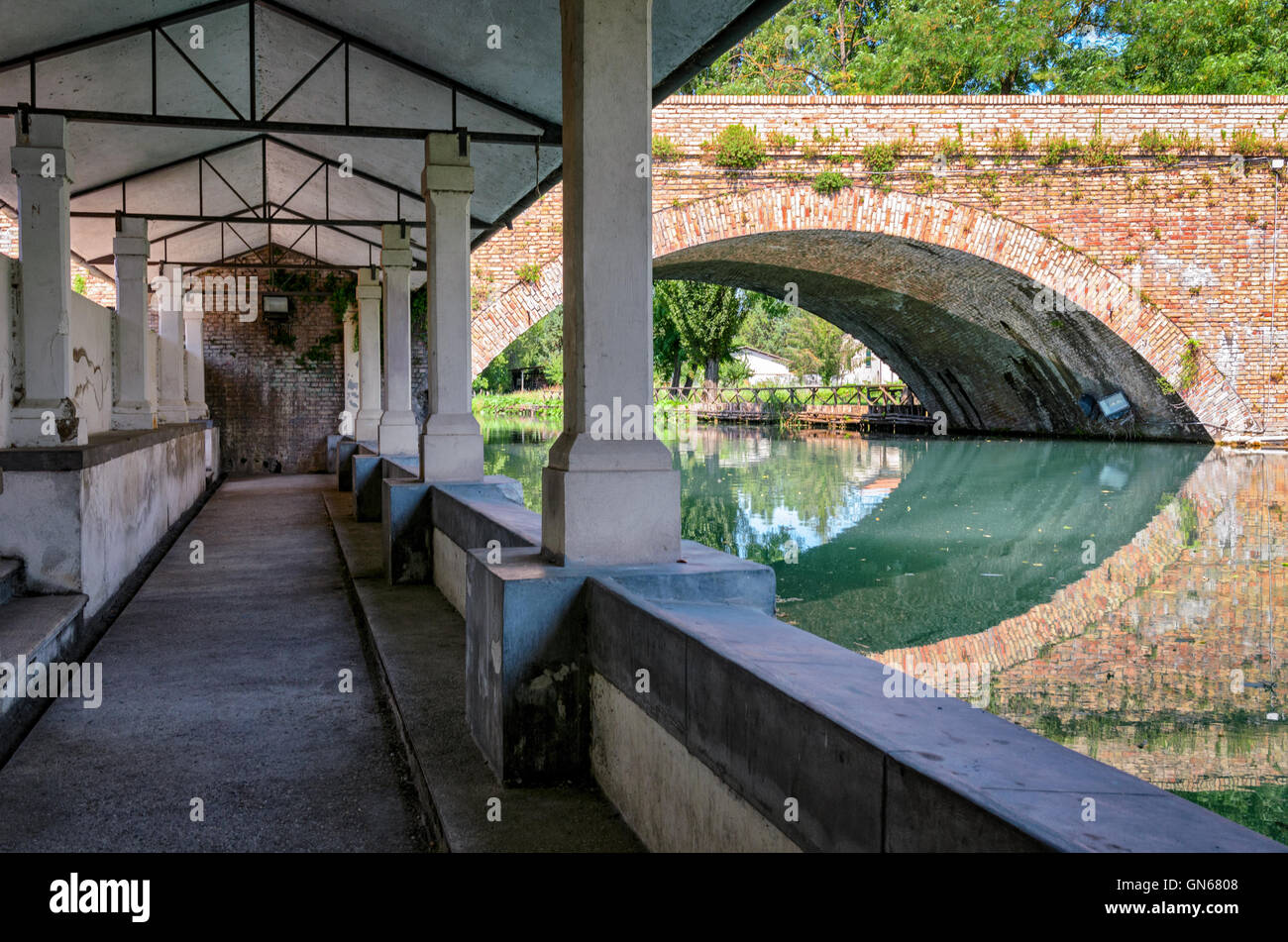 Bevagna Lavatoio Sul Fiume Clitunno (altes Waschhaus in der Nähe der Mühle Komplex) Stockfoto