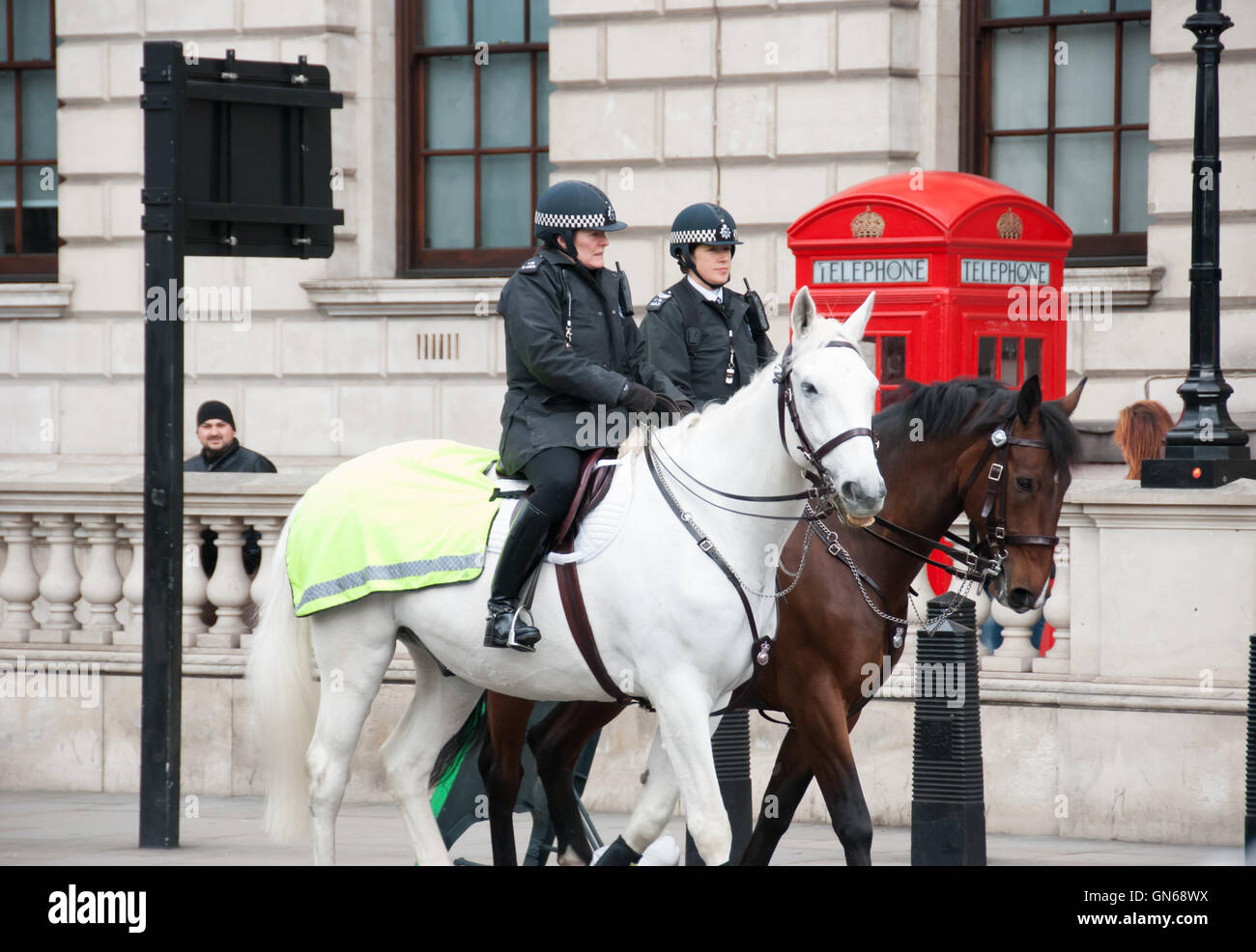 London, England. 06 März 2016. Zwei Symbole von London. Wachmänner zu Pferd und die traditionelle rote Telefonzelle. Stockfoto
